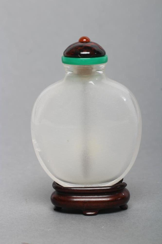 A CHINESE WHITE CRYSTAL SNUFF BOTTLE Image