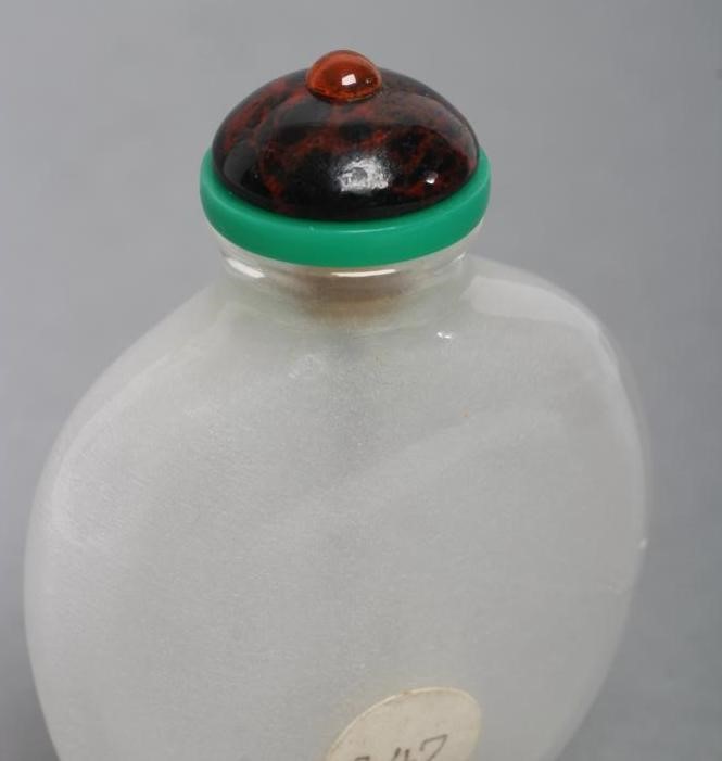 A CHINESE WHITE CRYSTAL SNUFF BOTTLE Image