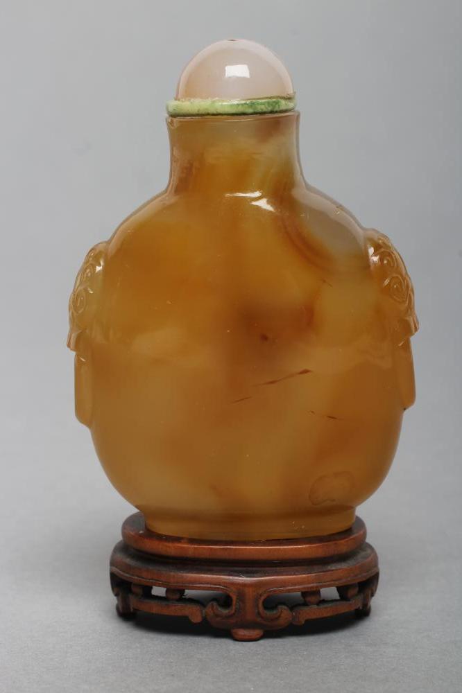 A CHINESE HONEY AGATE SNUFF BOTTLE with grey and amber cloud effect Image