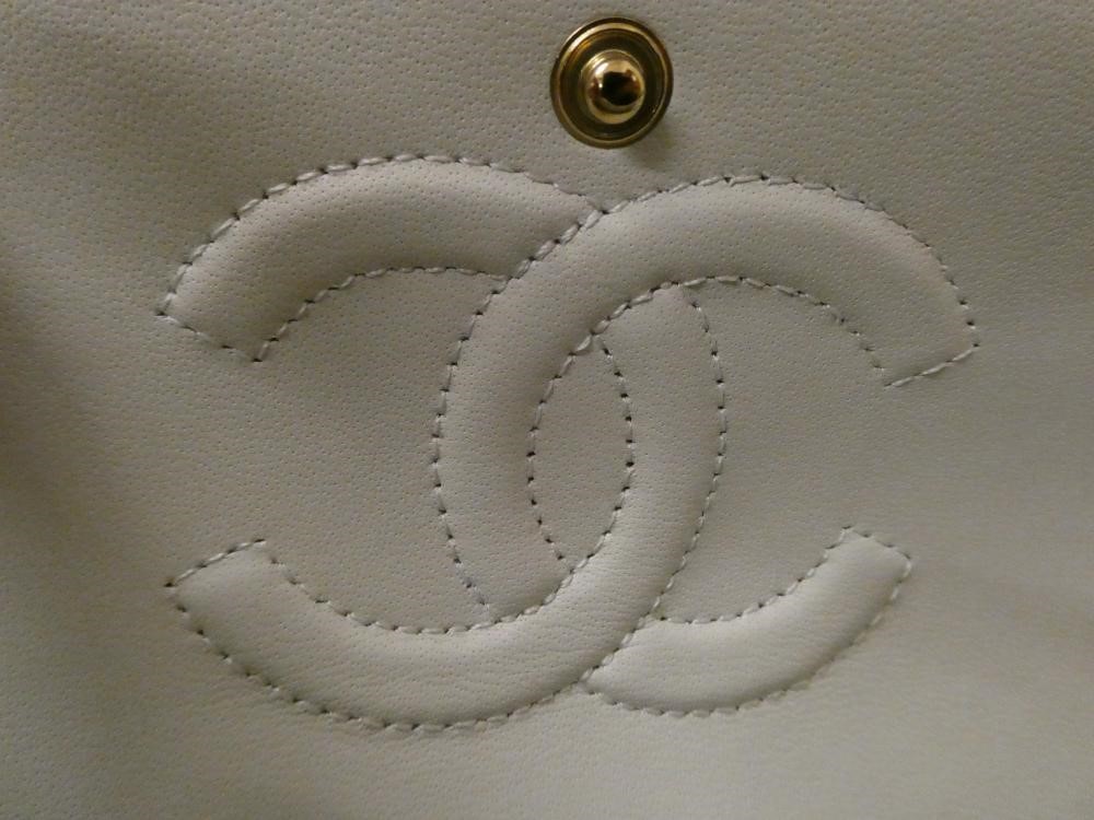 A CHANEL WHITE "CAVIAR" LEATHER QUILTED CLASSIC HANDBAG Image