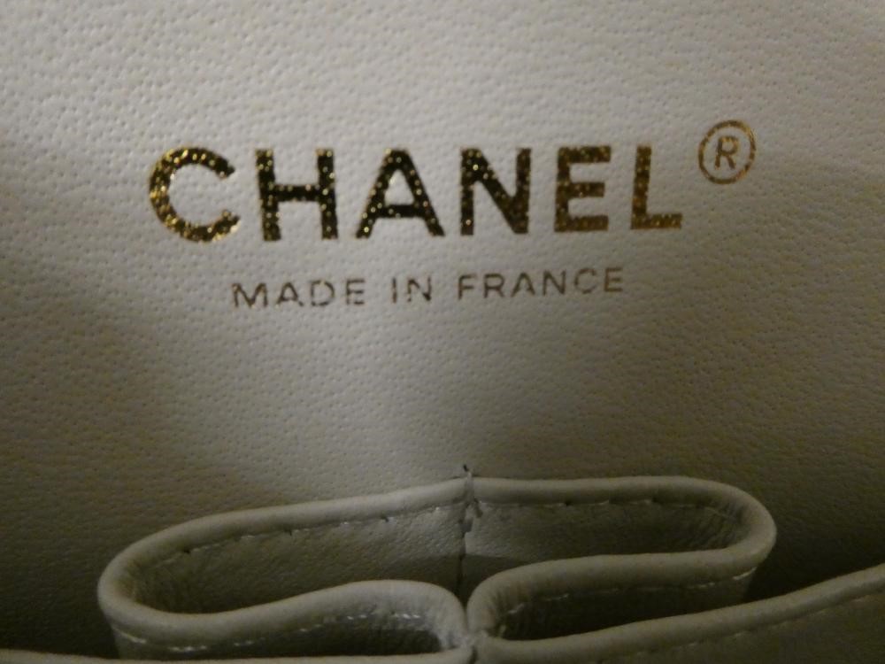 A CHANEL WHITE "CAVIAR" LEATHER QUILTED CLASSIC HANDBAG Image
