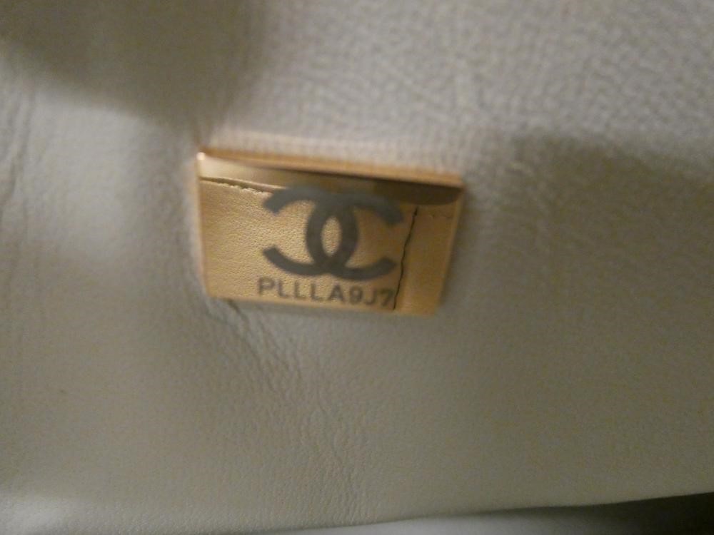 A CHANEL WHITE "CAVIAR" LEATHER QUILTED CLASSIC HANDBAG Image