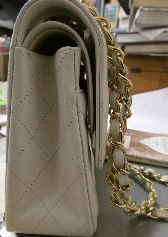 A CHANEL WHITE "CAVIAR" LEATHER QUILTED CLASSIC HANDBAG Image