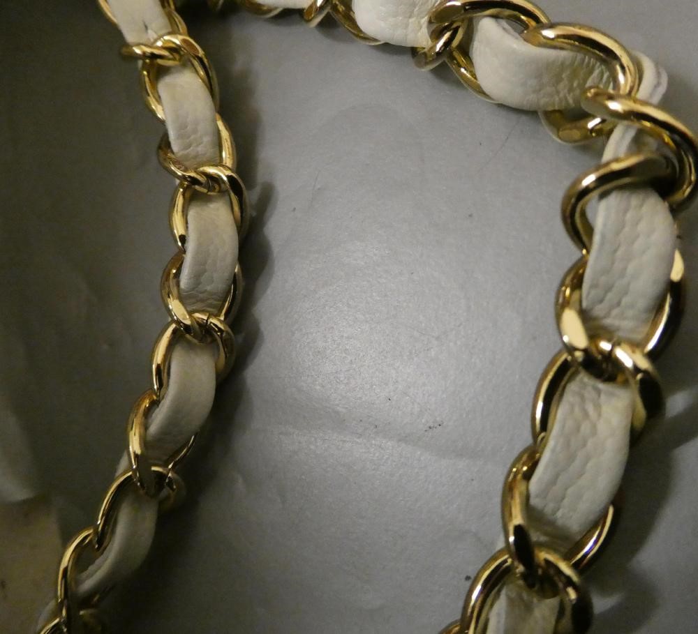 A CHANEL WHITE "CAVIAR" LEATHER QUILTED CLASSIC HANDBAG Image