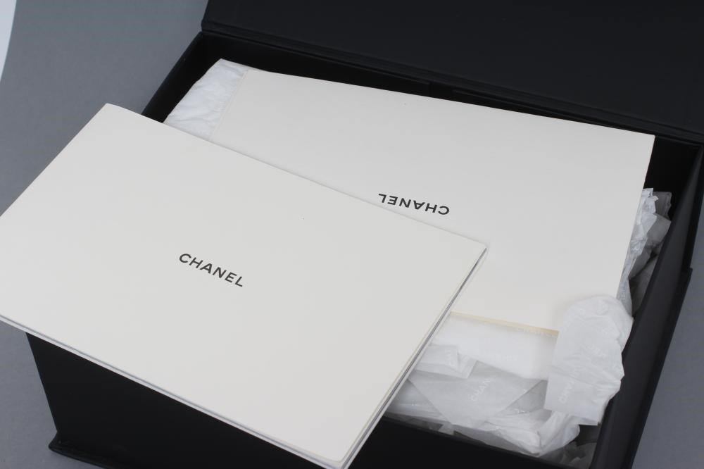 A CHANEL WHITE "CAVIAR" LEATHER QUILTED CLASSIC HANDBAG Image