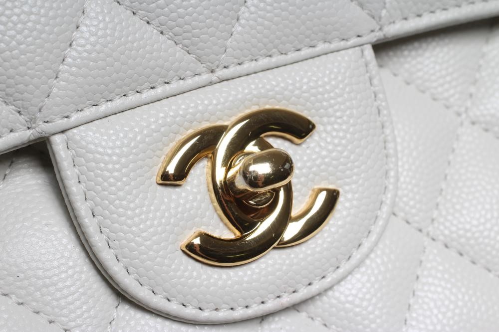 A CHANEL WHITE "CAVIAR" LEATHER QUILTED CLASSIC HANDBAG Image
