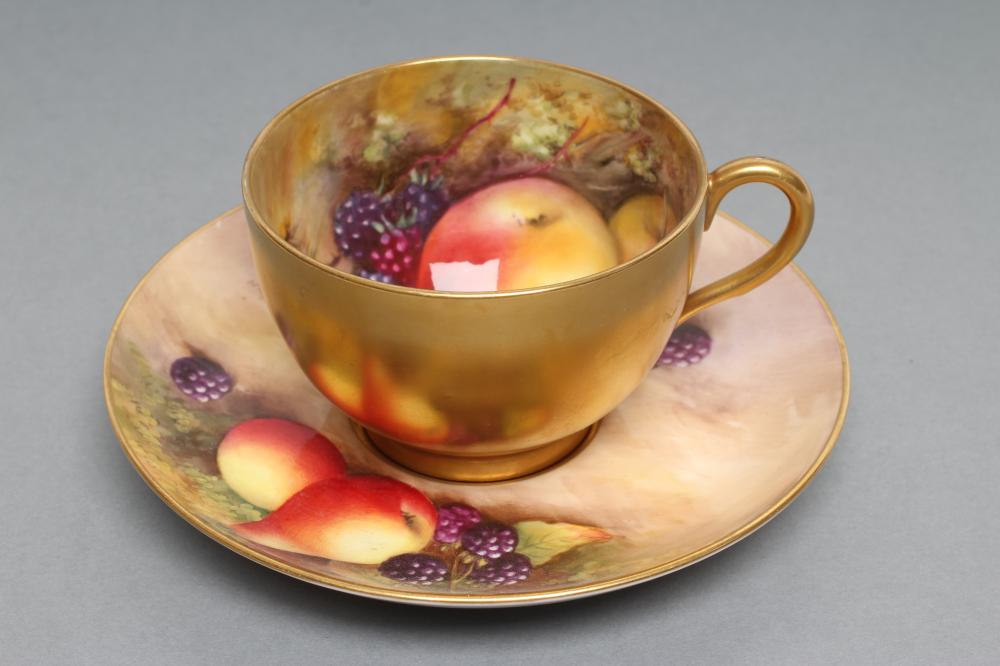 A ROYAL WORCESTER TEA CUP AND SAUCER Image