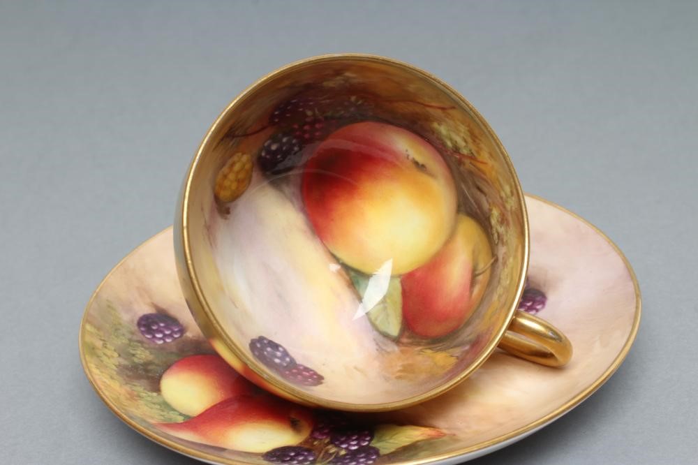 A ROYAL WORCESTER TEA CUP AND SAUCER Image