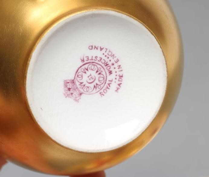 A ROYAL WORCESTER TEA CUP AND SAUCER Image