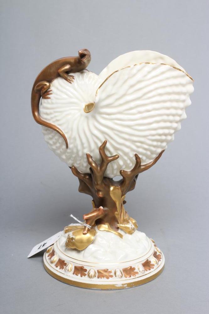 A LATE VICTORIAN ROYAL WORCESTER NAUTILUS VASE surmounted by a lizard Image