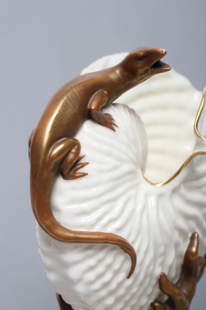 A LATE VICTORIAN ROYAL WORCESTER NAUTILUS VASE surmounted by a lizard Image