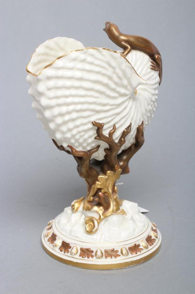 A LATE VICTORIAN ROYAL WORCESTER NAUTILUS VASE surmounted by a lizard Image