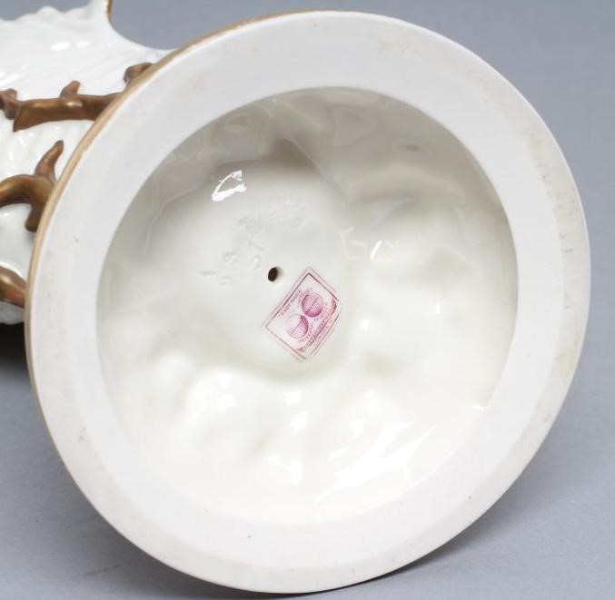 A LATE VICTORIAN ROYAL WORCESTER NAUTILUS VASE surmounted by a lizard Image