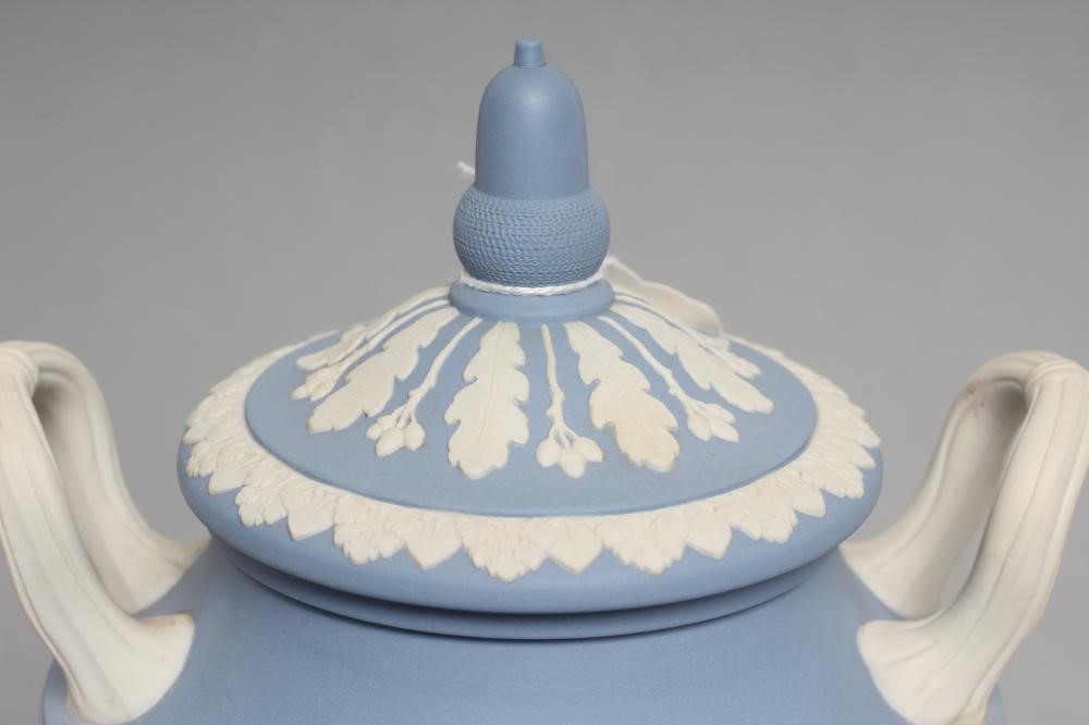 A WEDGWOOD BLUE JASPER ROYAL WEDDING COLLECTION VASE AND COVER Image