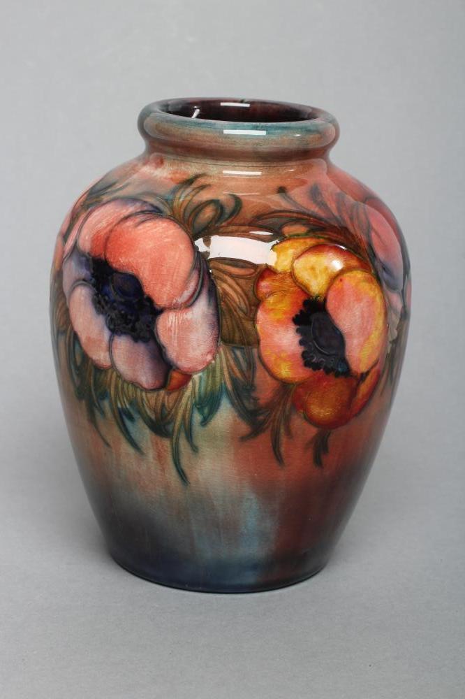 A MOORCROFT ANEMONE PATTERN POTTERY VASE Image