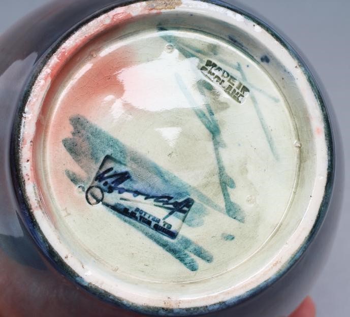 A MOORCROFT ANEMONE PATTERN POTTERY VASE Image