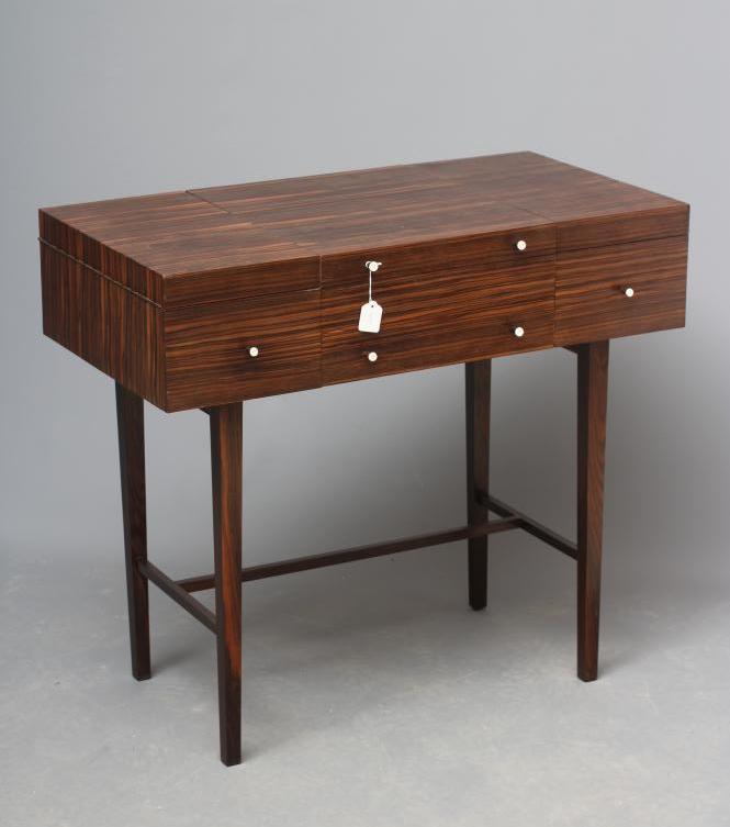 A MACASSAR EBONY VENEERED FOLDING DRESSING TABLE Image
