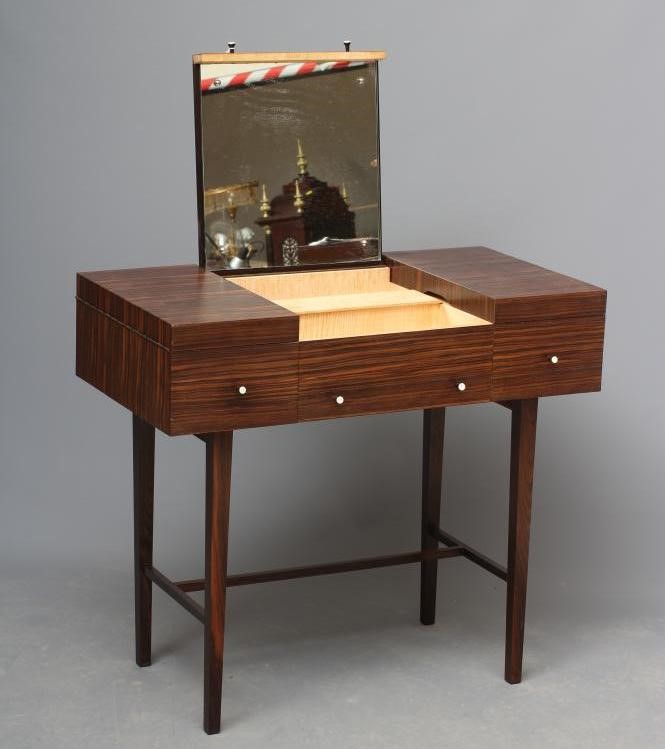A MACASSAR EBONY VENEERED FOLDING DRESSING TABLE Image
