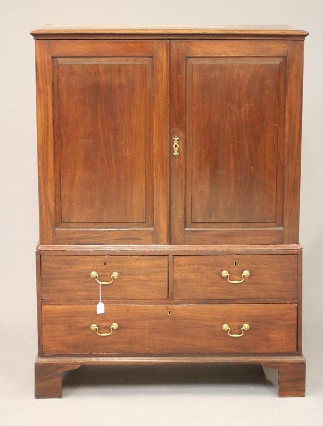 A MAHOGANY LINEN PRESS Image