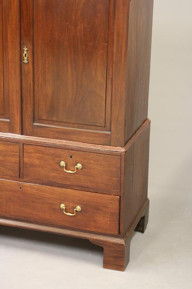 A MAHOGANY LINEN PRESS Image