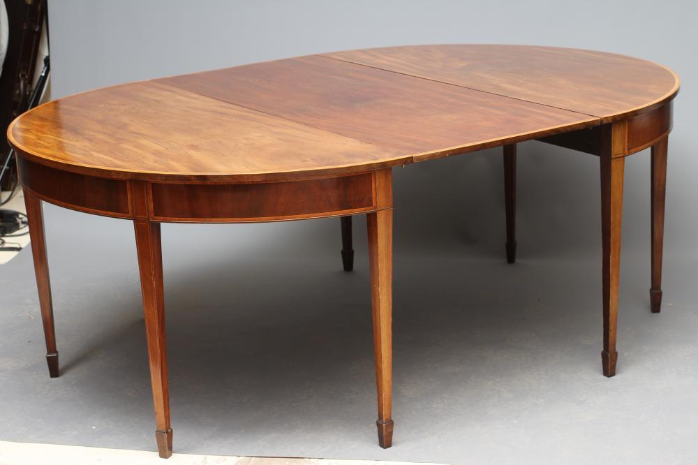 A GEORGIAN MAHOGANY DINING TABLE Image