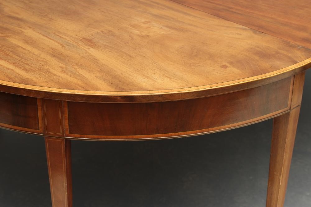 A GEORGIAN MAHOGANY DINING TABLE Image