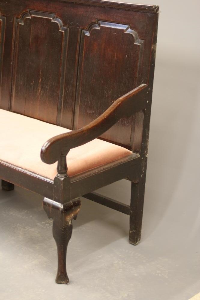 A GEORGIAN OAK SETTLE Image