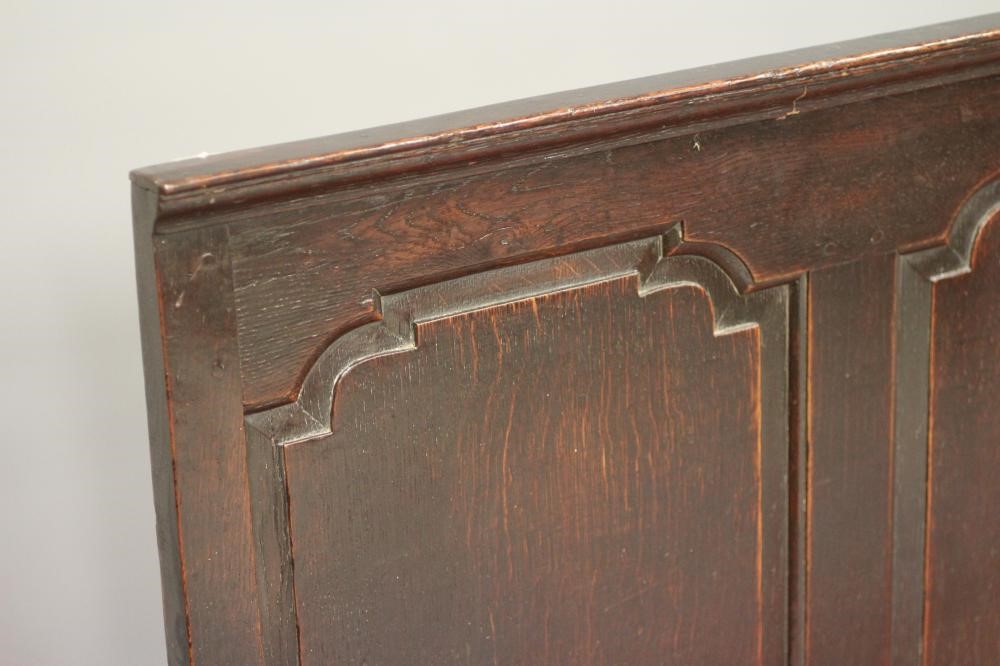 A GEORGIAN OAK SETTLE Image