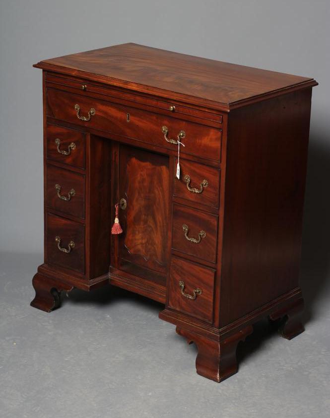 A GEORGIAN MAHOGANY KNEEHOLE CHEST Image