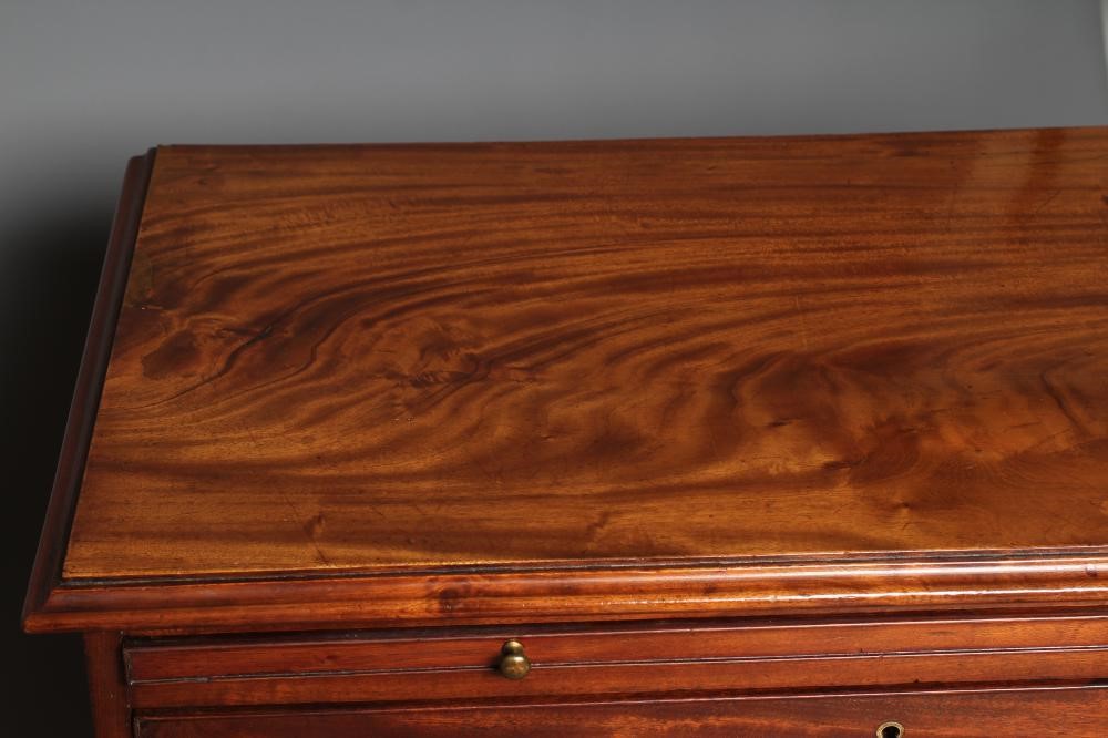 A GEORGIAN MAHOGANY KNEEHOLE CHEST Image