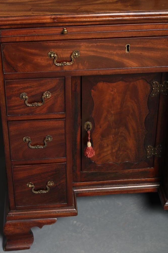 A GEORGIAN MAHOGANY KNEEHOLE CHEST Image