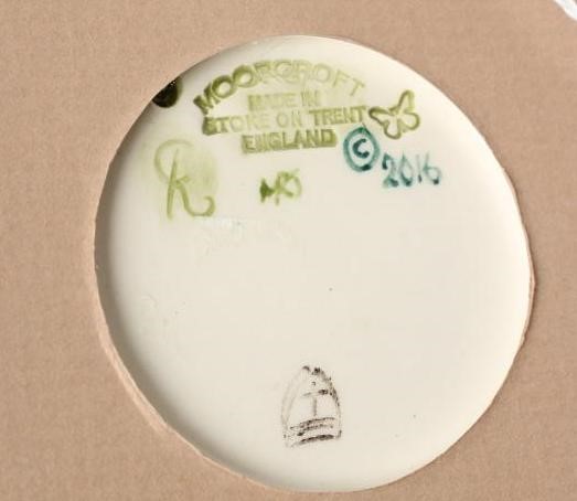 A MOORCROFT POTTERY "DAISY THE CAT" PLAQUE Image