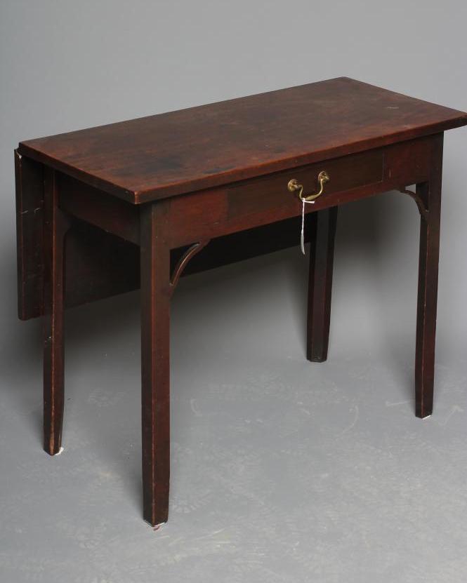 A GEORGIAN MAHOGANY SIDE TABLE Image