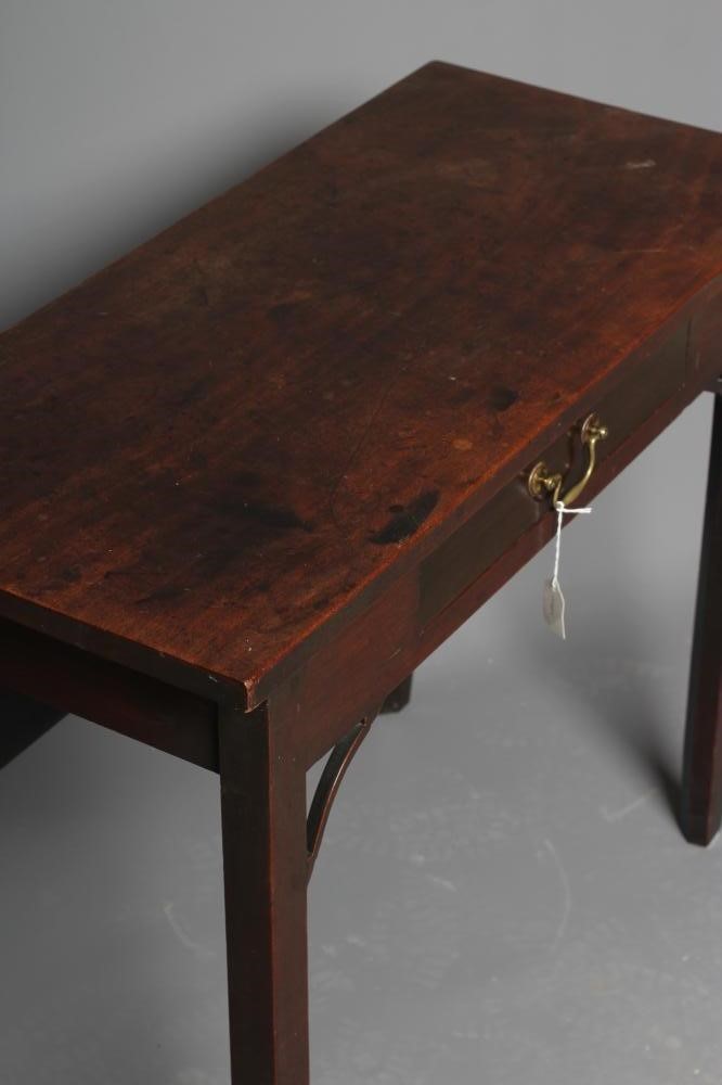 A GEORGIAN MAHOGANY SIDE TABLE Image