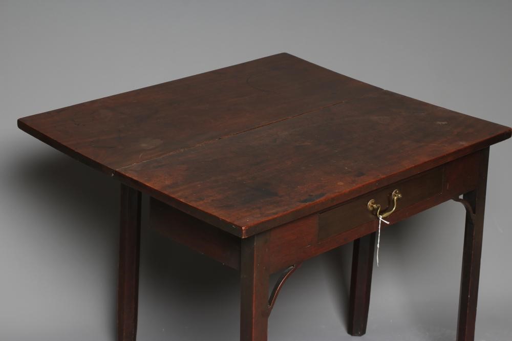 A GEORGIAN MAHOGANY SIDE TABLE Image