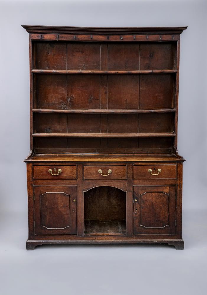 A SMALL GEORGIAN OAK ENCLOSED DRESSER Image