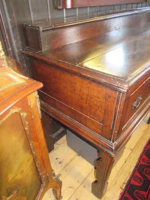 A GEORGIAN OAK LOW DRESSER Image