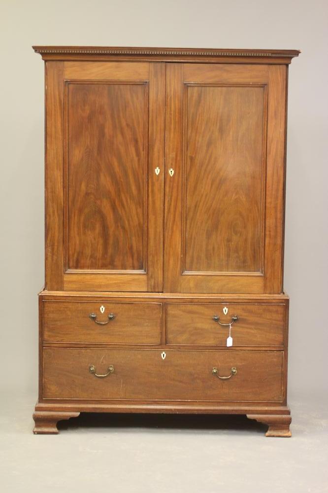 A GEORGIAN MAHOGANY LINEN PRESS Image