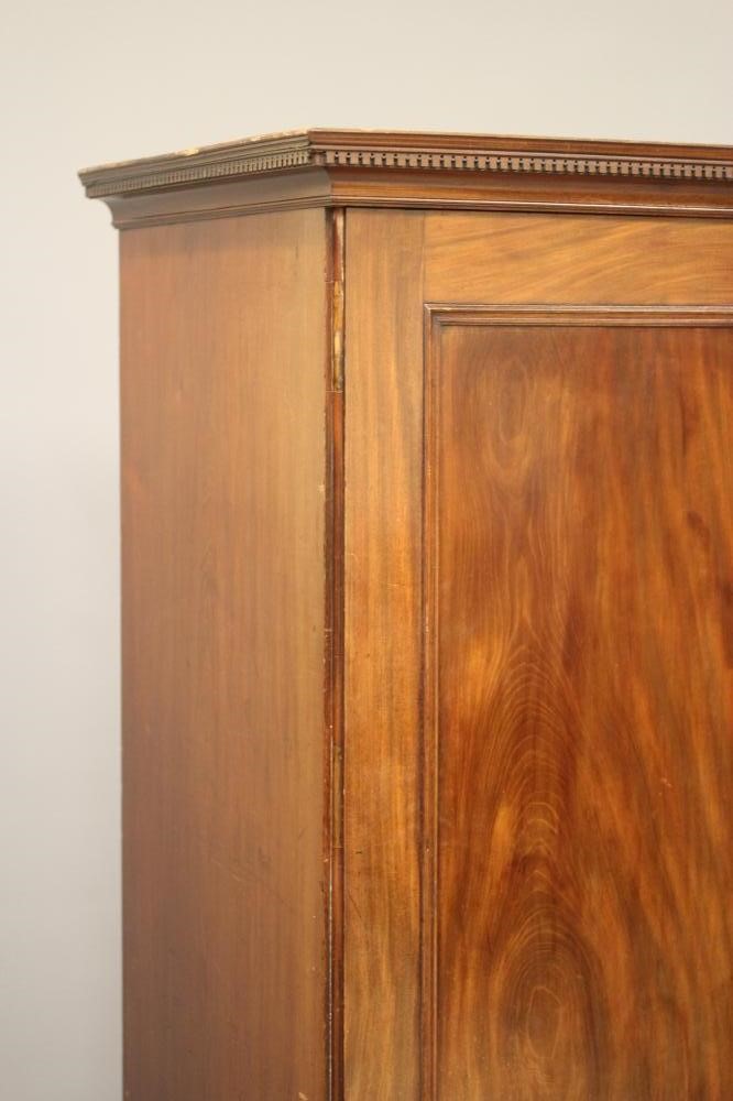 A GEORGIAN MAHOGANY LINEN PRESS Image