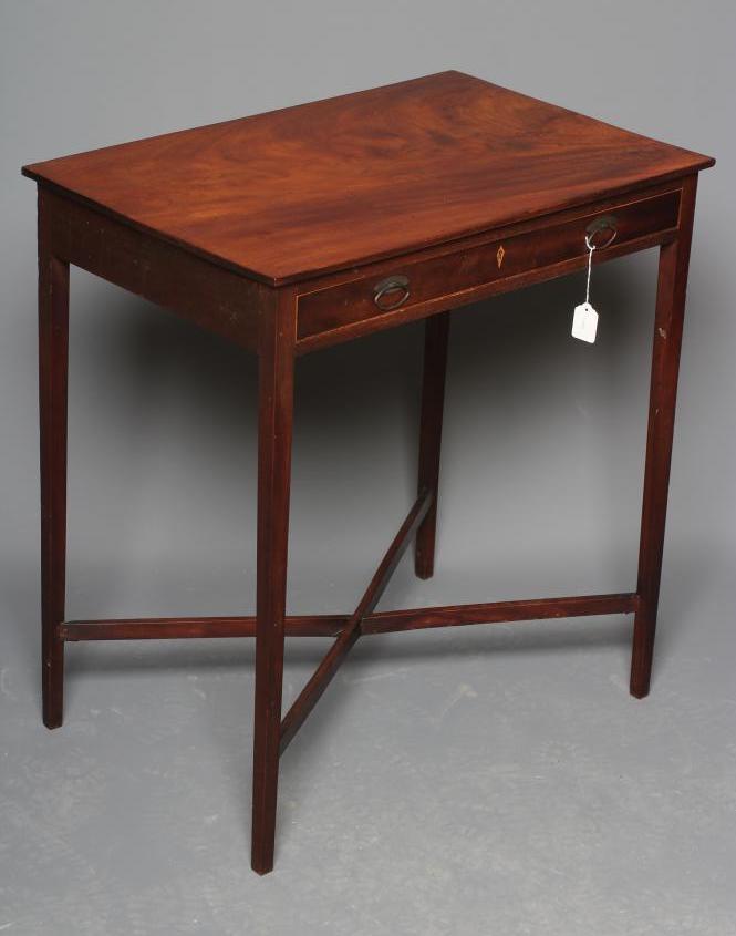 A GEORGIAN MAHOGANY SIDE TABLE Image