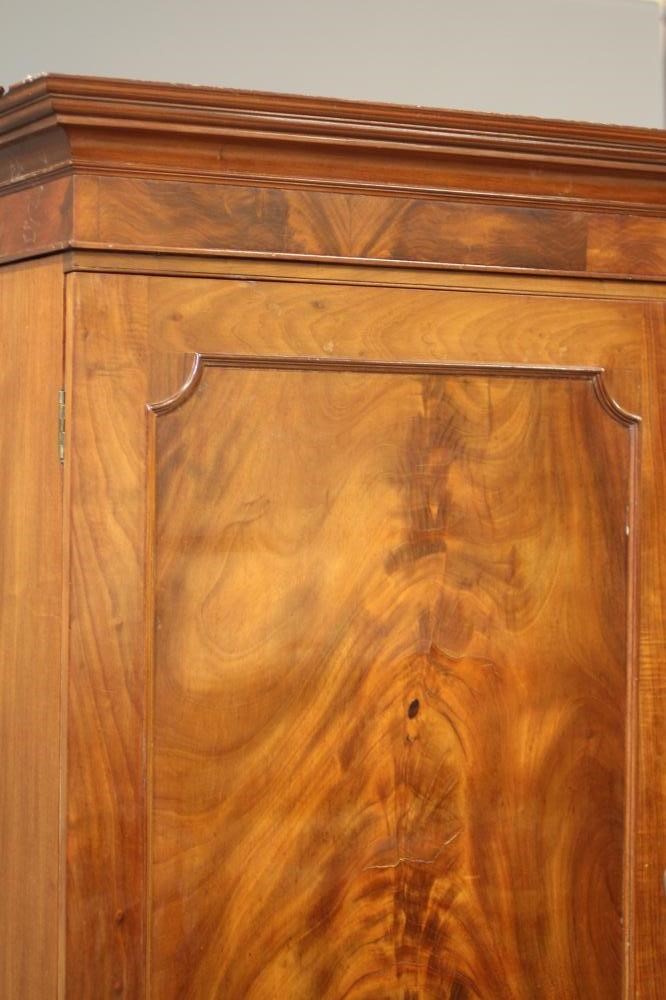 A GEORGIAN MAHOGANY LINEN PRESS Image