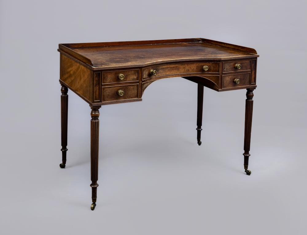 A GEORGIAN MAHOGANY DRESSING/WRITING TABLE IN THE MANNER OF GILLOWS Image