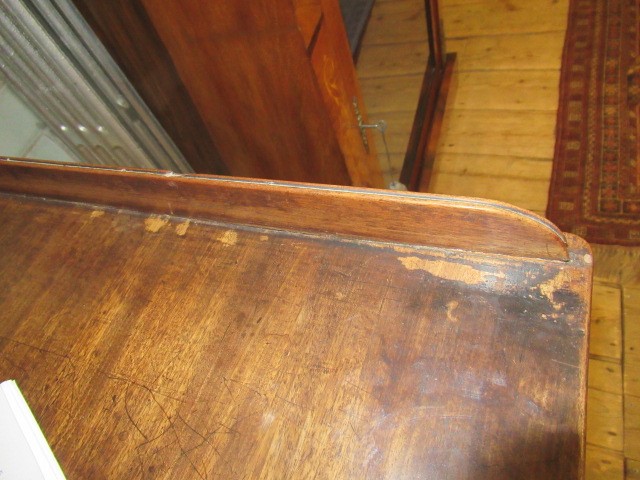 A GEORGIAN MAHOGANY DRESSING/WRITING TABLE IN THE MANNER OF GILLOWS Image