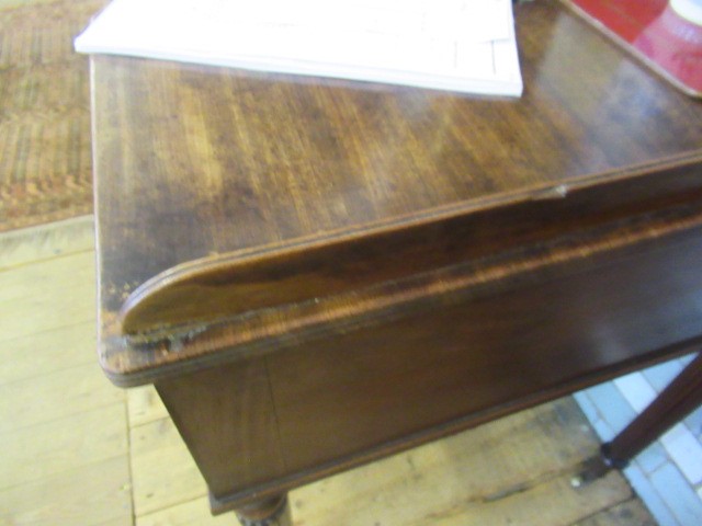 A GEORGIAN MAHOGANY DRESSING/WRITING TABLE IN THE MANNER OF GILLOWS Image