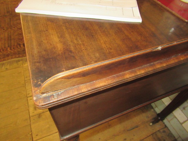 A GEORGIAN MAHOGANY DRESSING/WRITING TABLE IN THE MANNER OF GILLOWS Image