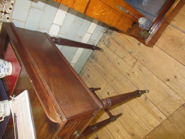 A GEORGIAN MAHOGANY DRESSING/WRITING TABLE IN THE MANNER OF GILLOWS Image