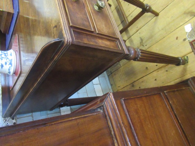 A GEORGIAN MAHOGANY DRESSING/WRITING TABLE IN THE MANNER OF GILLOWS Image
