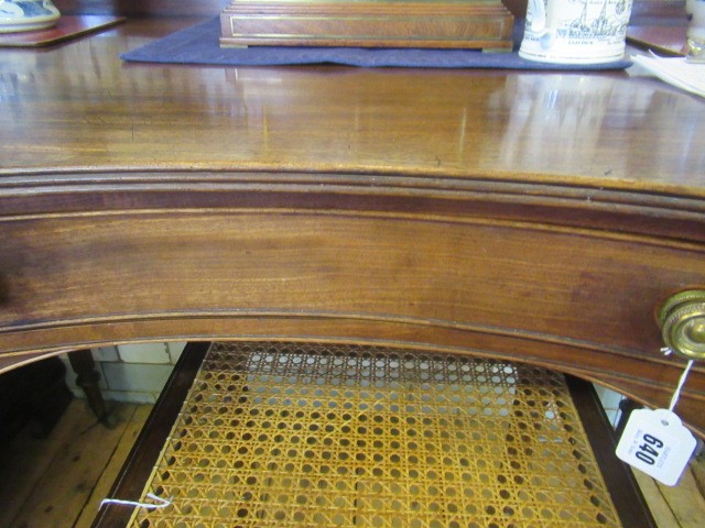 A GEORGIAN MAHOGANY DRESSING/WRITING TABLE IN THE MANNER OF GILLOWS Image