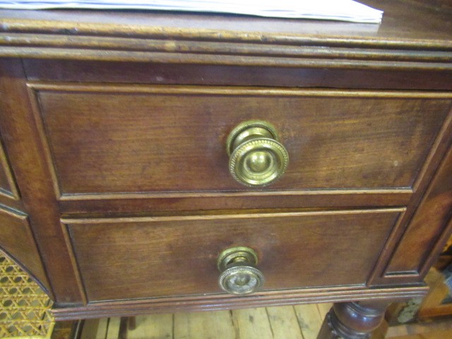 A GEORGIAN MAHOGANY DRESSING/WRITING TABLE IN THE MANNER OF GILLOWS Image