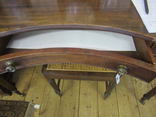 A GEORGIAN MAHOGANY DRESSING/WRITING TABLE IN THE MANNER OF GILLOWS Image